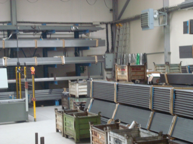 Materiallagerung und Bauteile in der Werkstatt