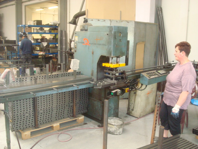 Produktion in der Werkstatt: Bearbeitung an der Maschine
